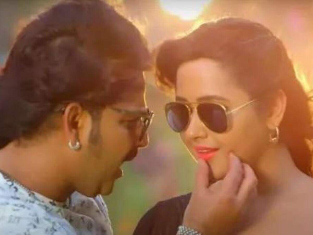 पवन सिंह ने काजल राघवानी को सीने से लगाकर किया घंटों रोमांस, वीडियो वायरल